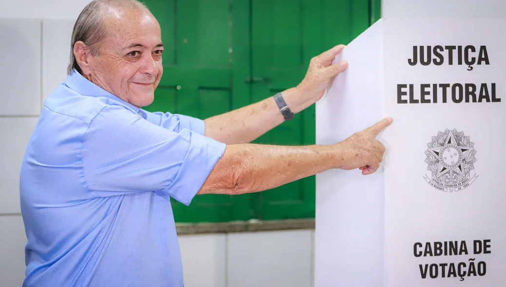 Sílvio Mendes na cabina de votação, na manhã deste domingo (06)