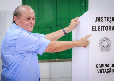 Sílvio Mendes na cabina de votação, na manhã deste domingo (06)