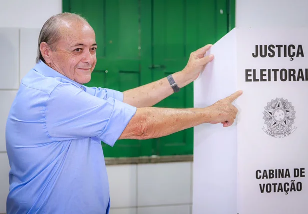 Sílvio Mendes na cabina de votação, na manhã deste domingo (06)