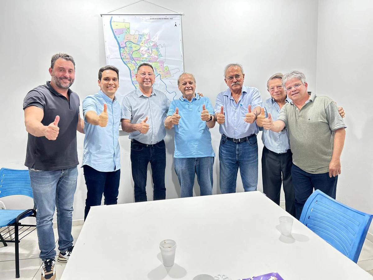 Sílvio Mendes reunido com outros prefeitos eleitos