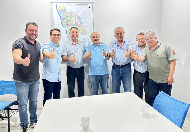 Sílvio Mendes reunido com outros prefeitos eleitos