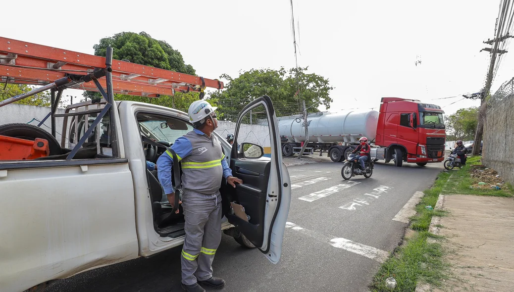 Técnicos da Equatorial chegando ao local para isolar a rede