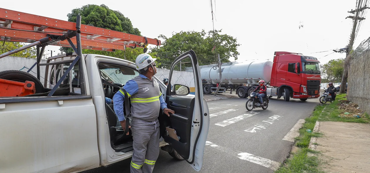 Técnicos da Equatorial chegando ao local para isolar a rede