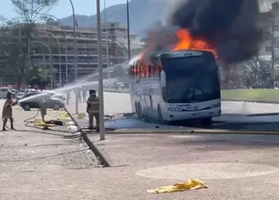 Torcedores uruguaios incendiam ônibus no Rio de Janeiro