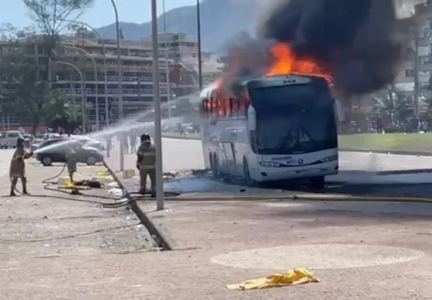 Torcedores uruguaios incendiam ônibus no Rio de Janeiro