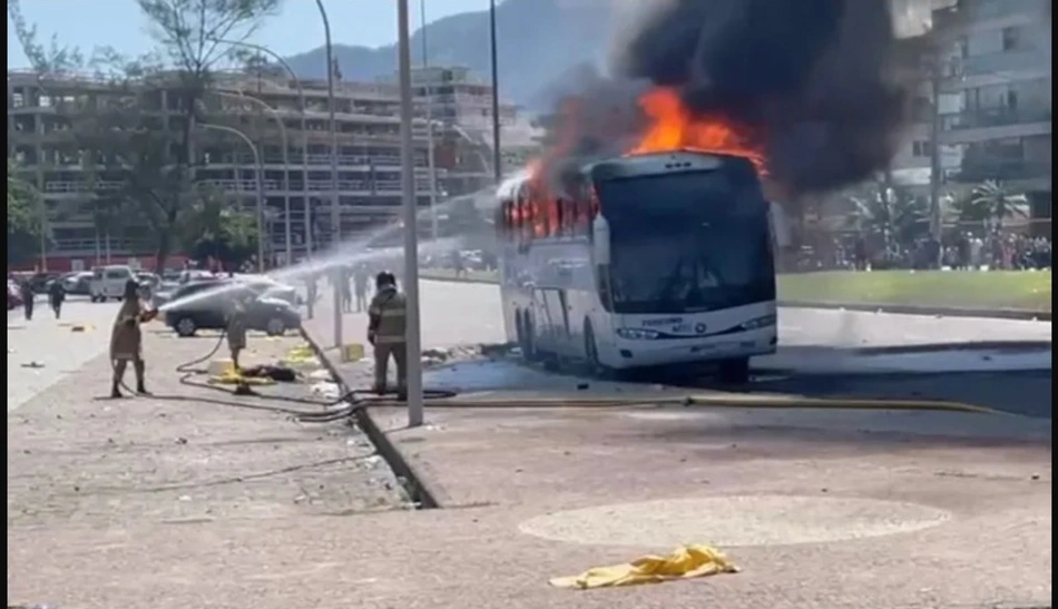 Torcedores uruguaios incendiam ônibus no Rio de Janeiro