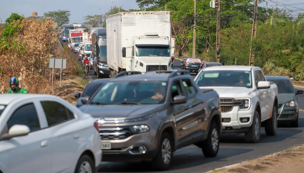 Trânsito após o tombo do caminhão na BR 343