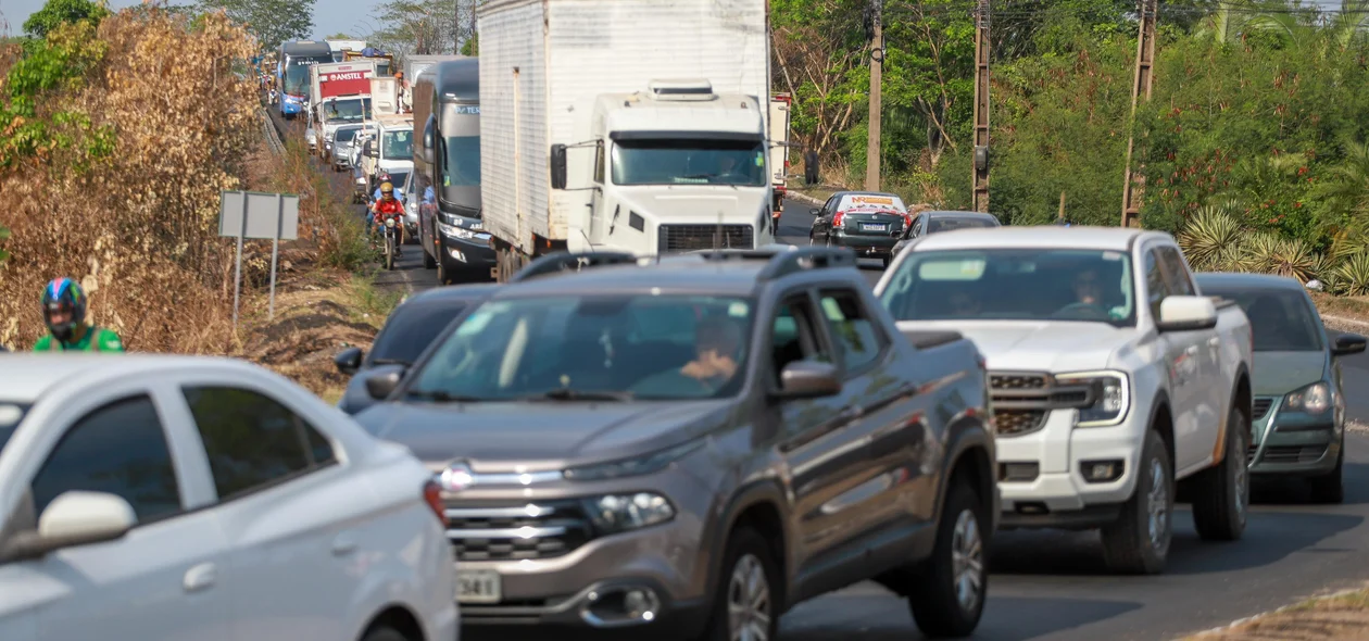 Trânsito após o tombo do caminhão na BR 343