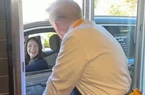 Trump atende brasileira no McDonald's em ação de campanha