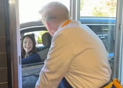 Trump atende brasileira no McDonald's em ação de campanha