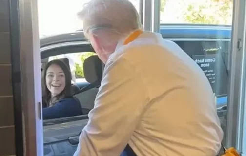 Trump atende brasileira no McDonald's em ação de campanha