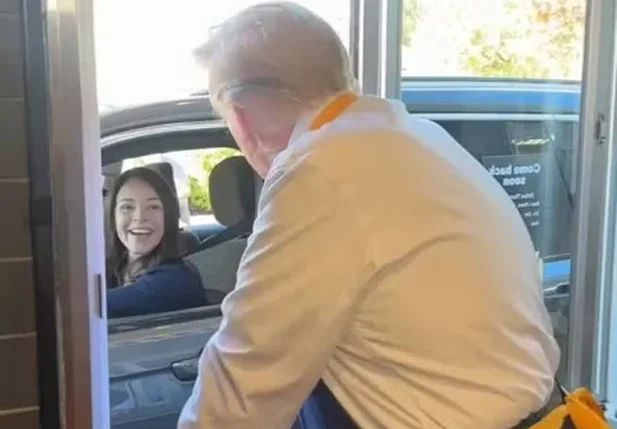 Trump atende brasileira no McDonald's em ação de campanha