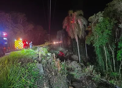 Van da banda Nave Som cai em ribanceira e fere seis pessoas em SC