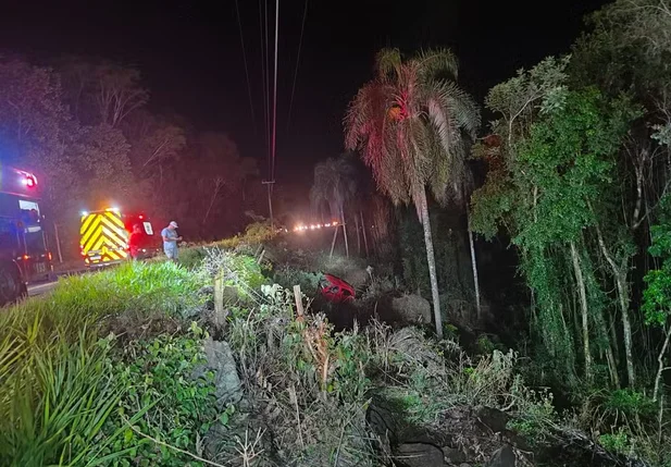 Van da banda Nave Som cai em ribanceira e fere seis pessoas em SC