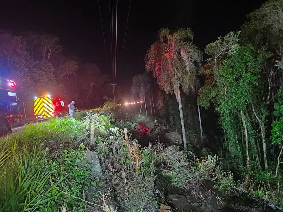 Van da banda Nave Som cai em ribanceira e fere seis pessoas em SC