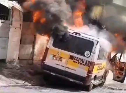 Van escolar pega fogo em São Paulo