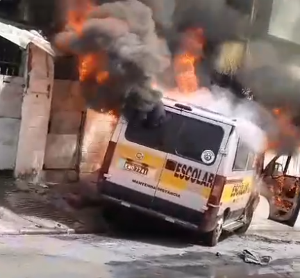 Van escolar pega fogo em São Paulo