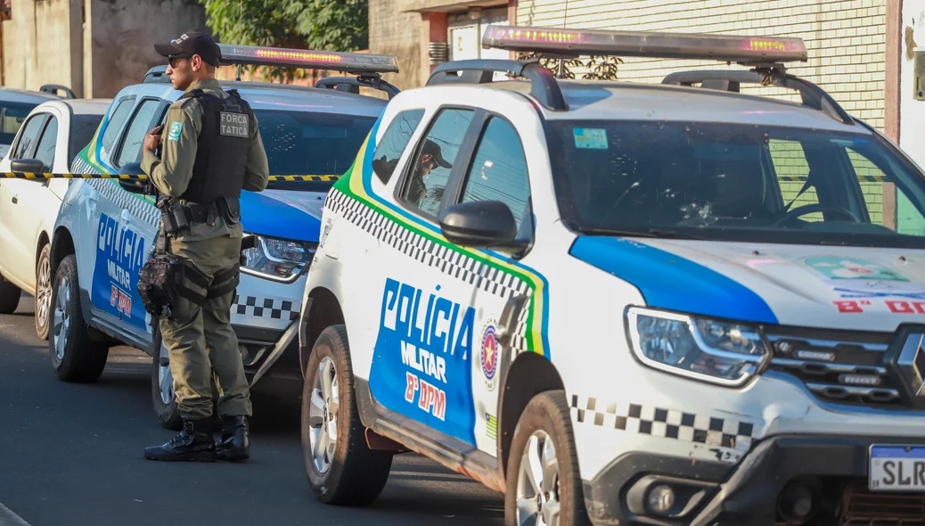 Viaturas da Polícia militar no local do crime