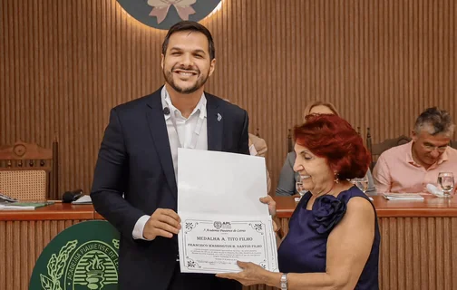 Washington Bandeira recebe medalha A. Tito Filho da Academia Piauiense de Letras