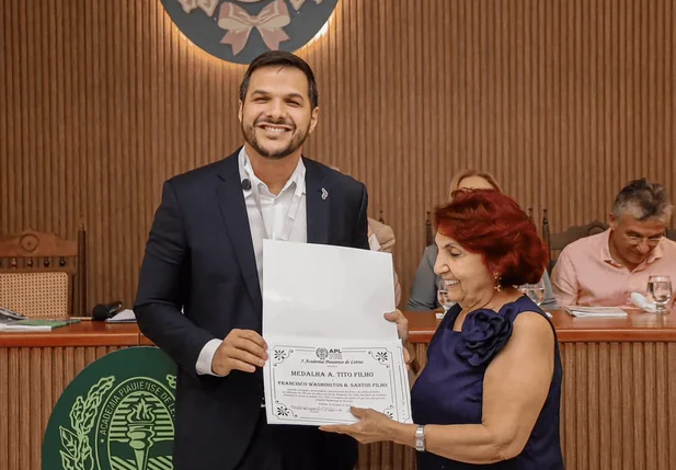 Washington Bandeira recebe medalha A. Tito Filho da Academia Piauiense de Letras