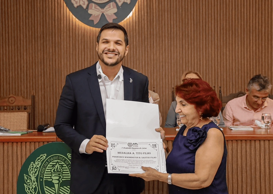 Washington Bandeira recebe medalha A. Tito Filho da Academia Piauiense de Letras