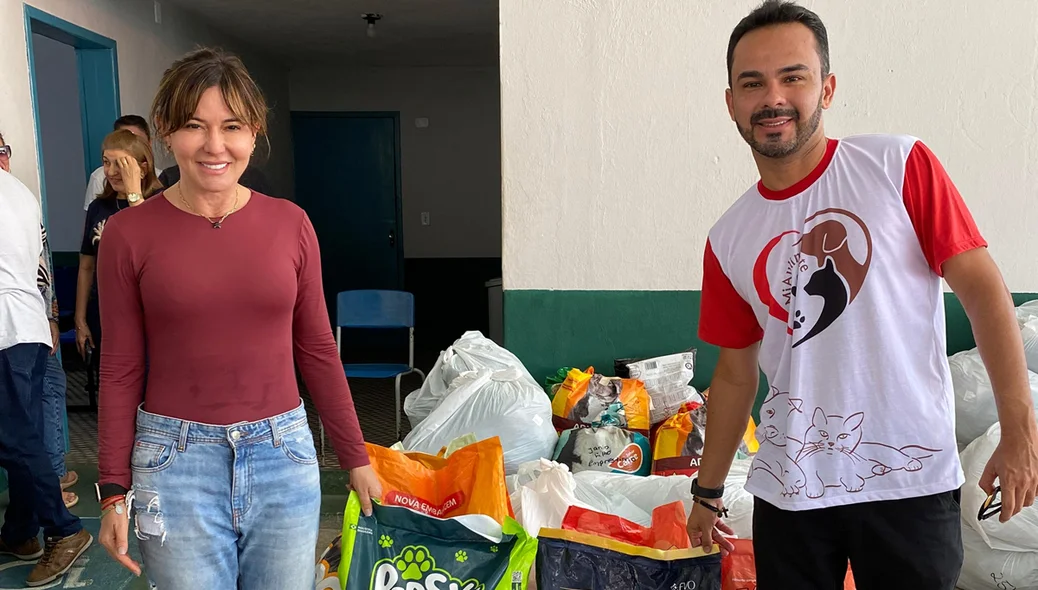 A prefeita foi pessoalmente entregar as doações