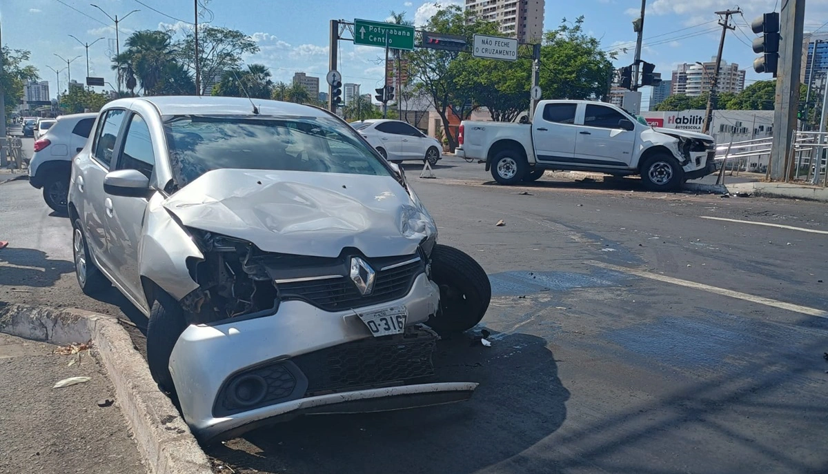 Acidente entre dois carros gerou transtorno na avenida João XI