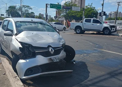 Acidente entre dois carros gerou transtorno na avenida João XI