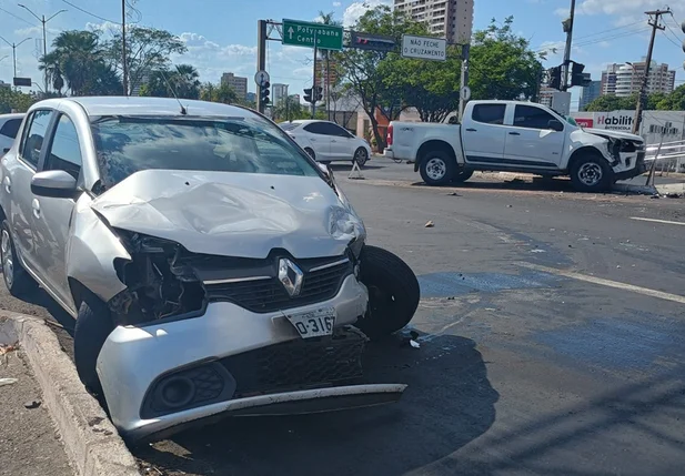 Acidente entre dois carros gerou transtorno na avenida João XI