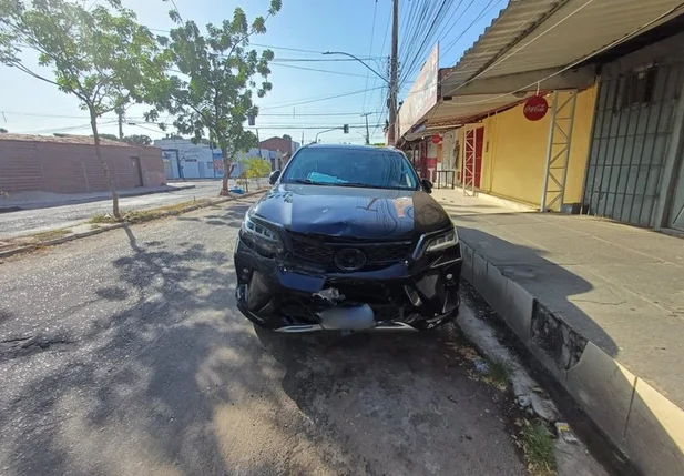 Após o impacto, o motorista fugiu do local sem prestar socorro.