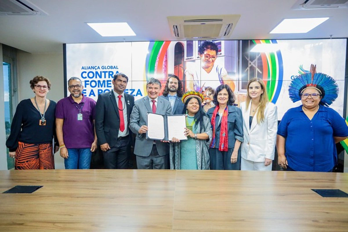 Assinatura do termo para garantir alimentação e renda para povos indígenas