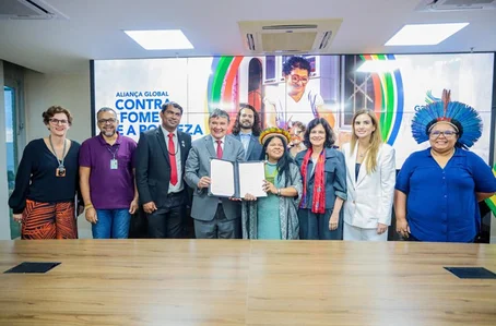 Assinatura do termo para garantir alimentação e renda para povos indígenas