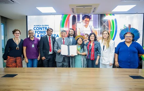 Assinatura do termo para garantir alimentação e renda para povos indígenas