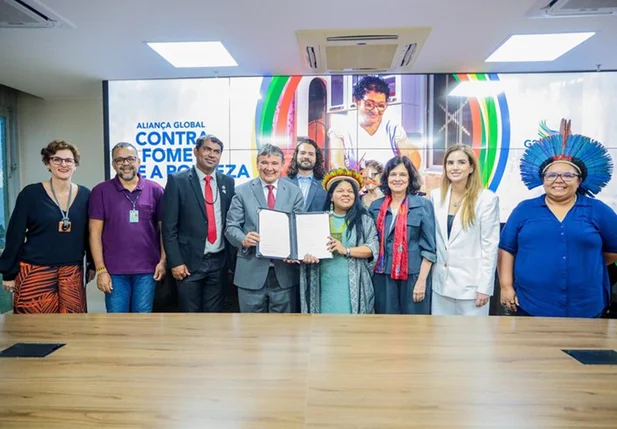 Assinatura do termo para garantir alimentação e renda para povos indígenas