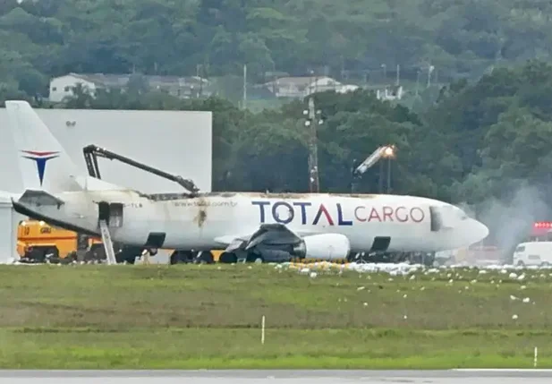 Avião cargueiro pegou fogo e fez pouso de emergência