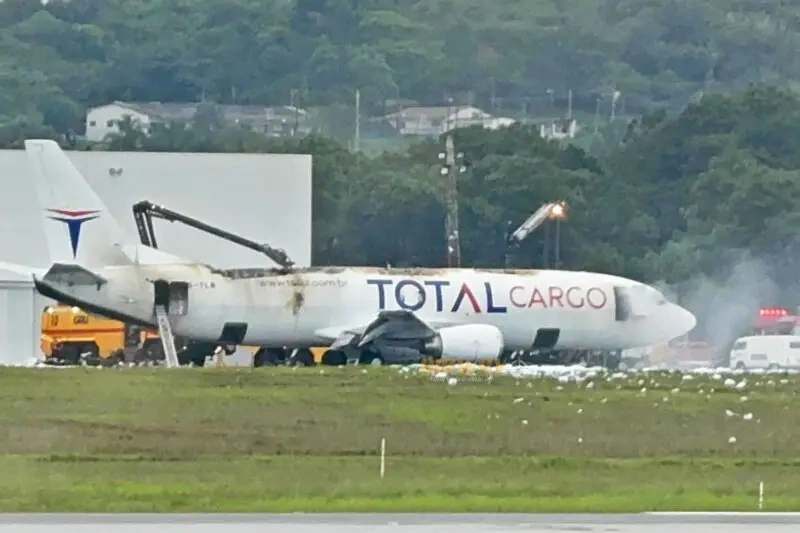 Avião cargueiro pegou fogo e fez pouso de emergência