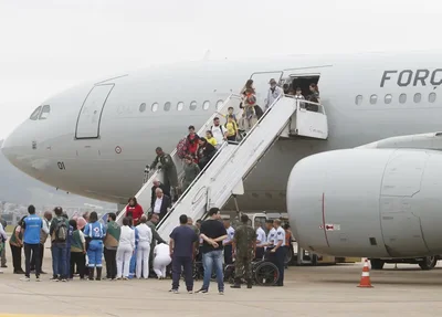 Avião da FAB com repatriados do Líbano