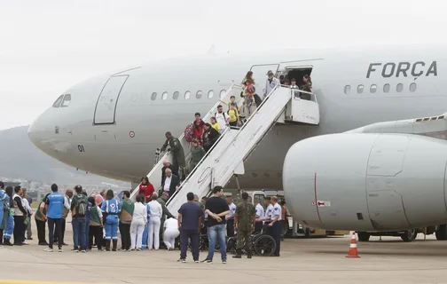 Avião da FAB com repatriados do Líbano