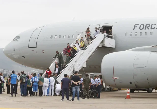 Avião da FAB com repatriados do Líbano