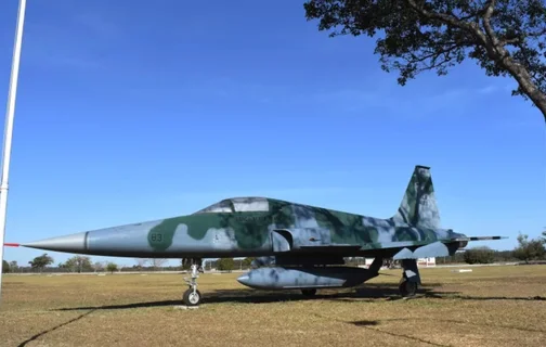 Avião modelo T-27 Tucano