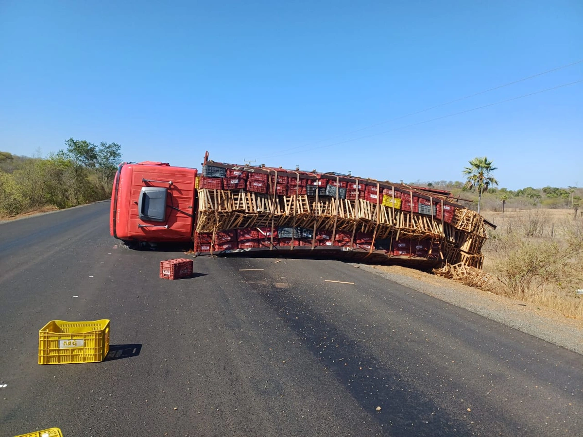 Caminhão colide na traseira de outro caminhão na BR 222 em Piripiri