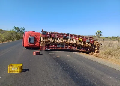 Caminhão colide na traseira de outro caminhão na BR 222 em Piripiri