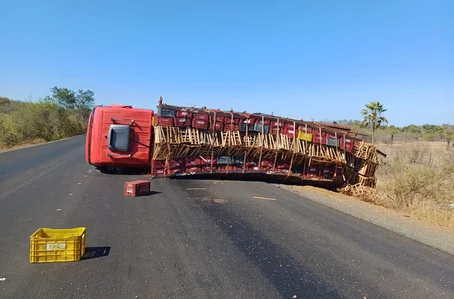 Caminhão colide na traseira de outro caminhão na BR 222 em Piripiri