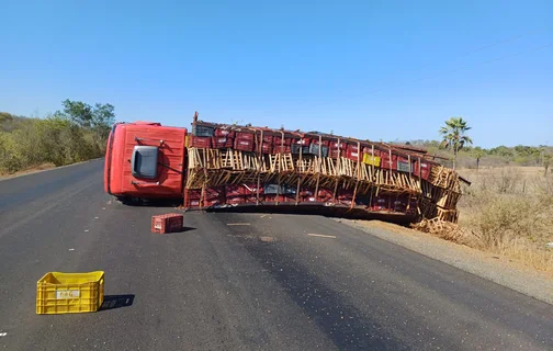 Caminhão colide na traseira de outro caminhão na BR 222 em Piripiri