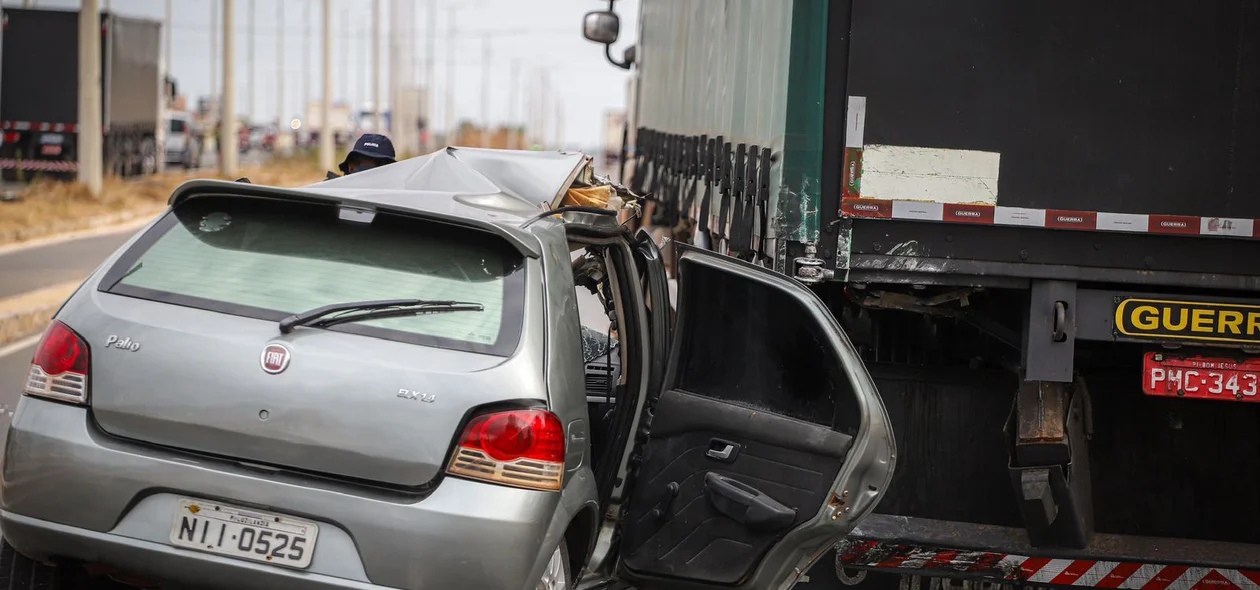 Carro ficou bastante destruído com o impacto da colisão com a carreta