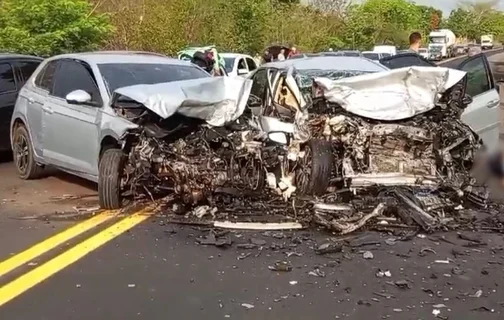 Carros ficam destruídos após colisão frontal na BR 343