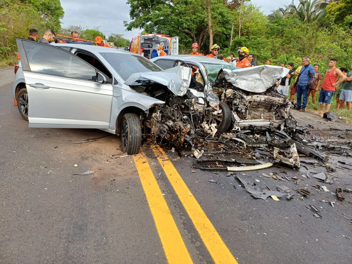 Carros ficaram destruídos