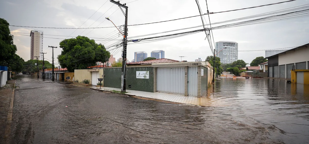 Chuva alagou ruas em Teresina