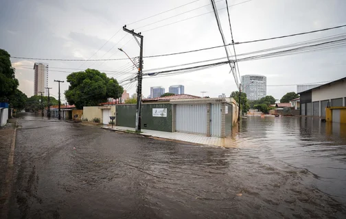 Chuva alagou ruas em Teresina