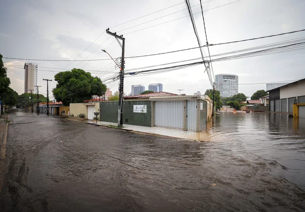 Chuva alagou ruas em Teresina